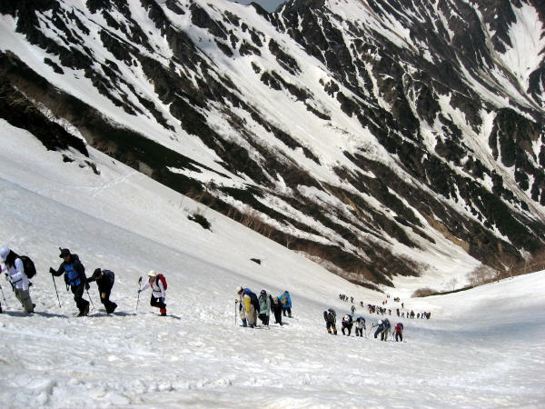 針ノ木大雪渓の峠直下を登る登山者